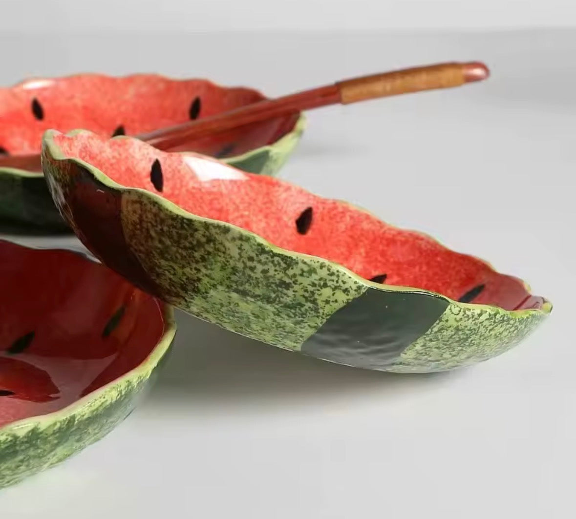 Assiette pastèque rouge et verte, vaisselle fun et décorative pour cuisine moderne