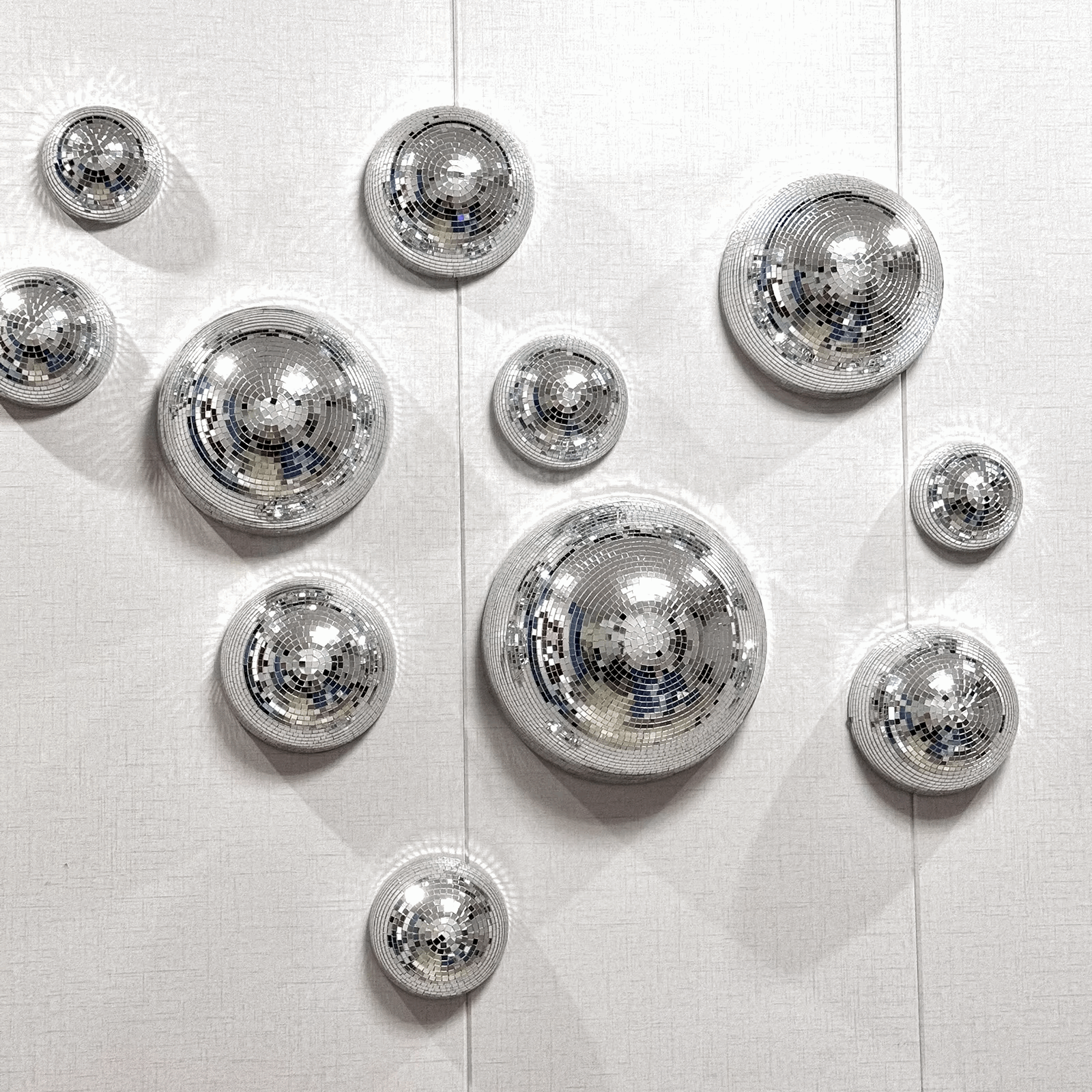 Boule à facettes argentée – Apportez une touche glamour et vintage à votre intérieur à Facettes Murales