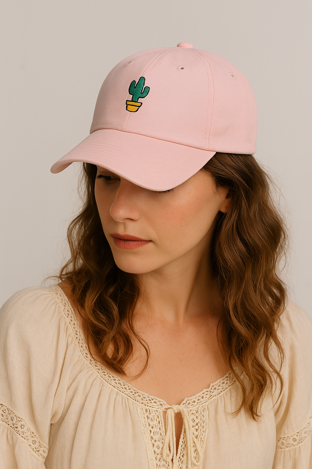 Femme portant une casquette cactus rose – style bohème chic, accessoire d’été must-have