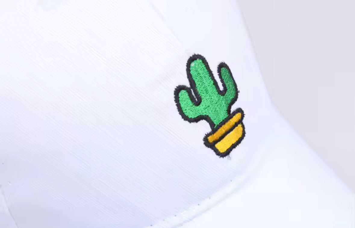 Zoom broderie cactus sur casquette – détail stylé accessoire été