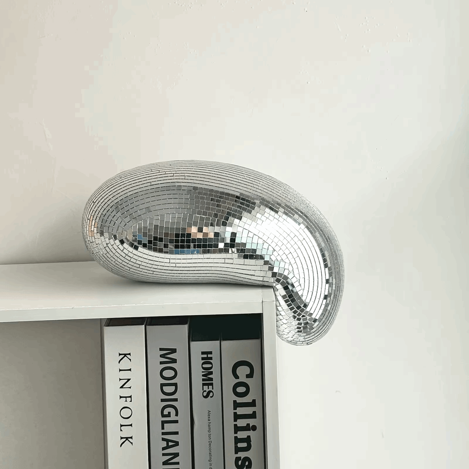 Objet miroir scintillant forme champignon moderne