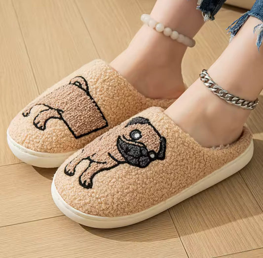 Chaussons motif chien carlin beige – Pantoufles sherpa ultra-douces Maison Pamplune