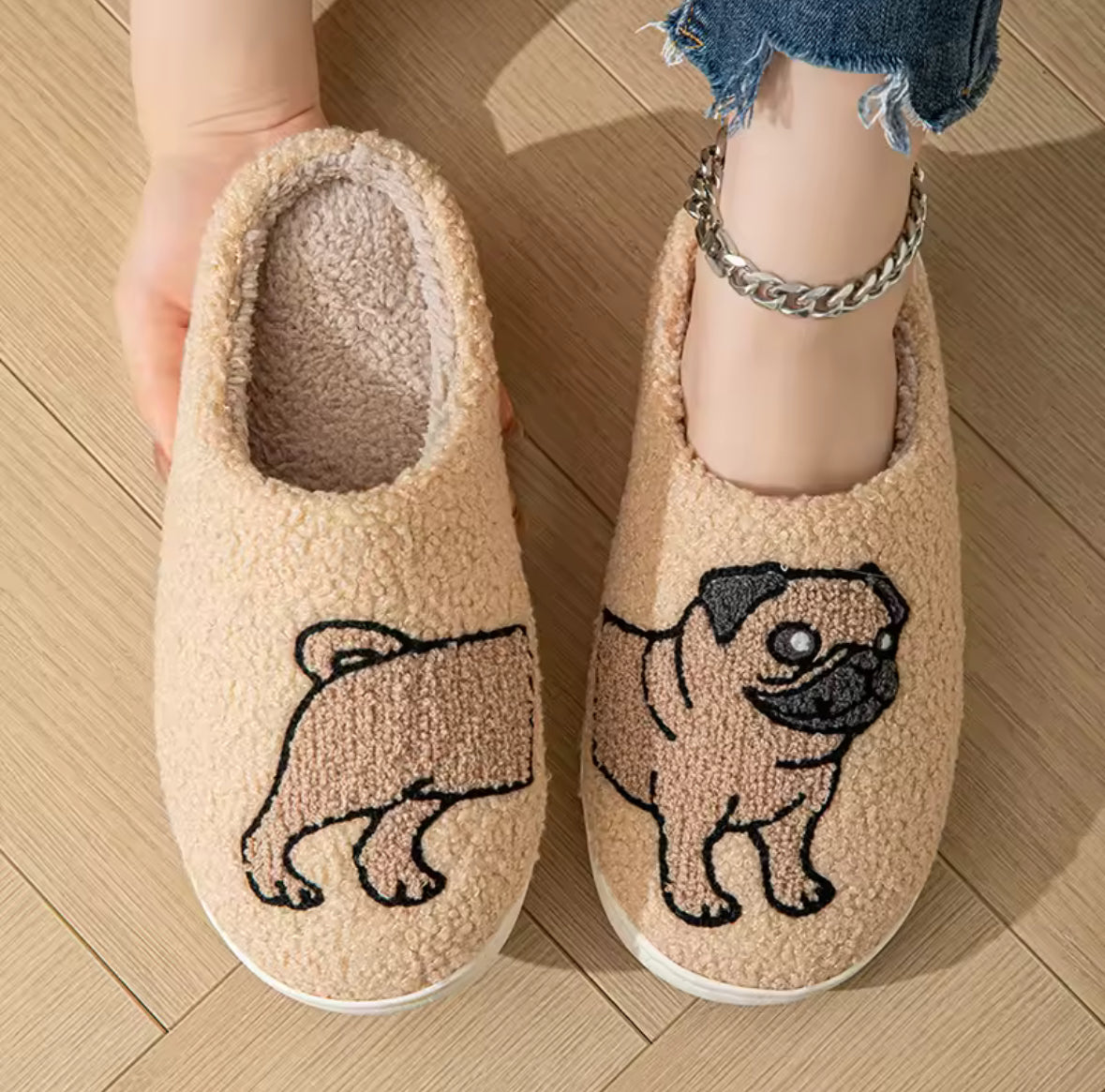 Chaussons chien carlin en tissu sherpa – Confort cocooning pour l’hiver
