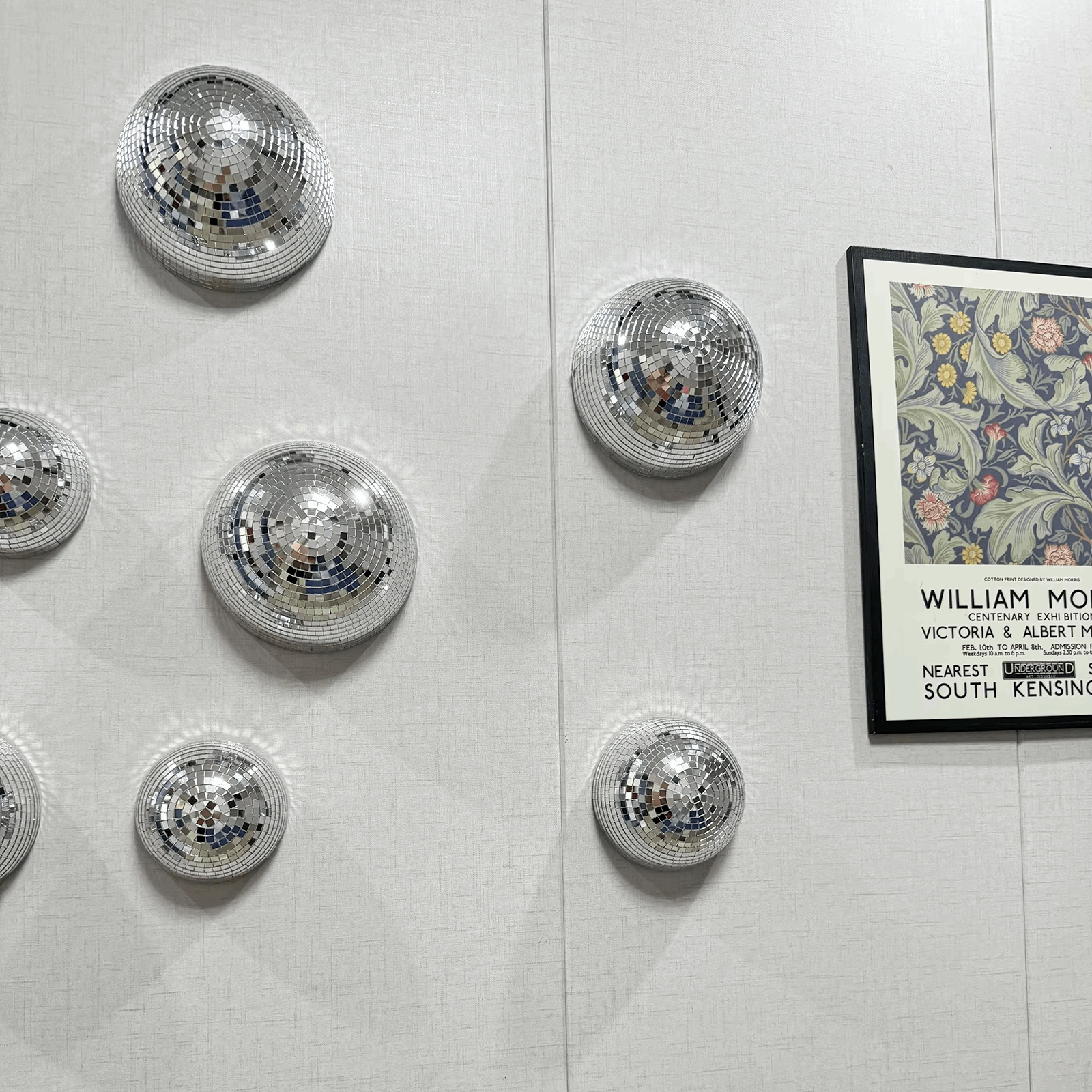 Boule à facettes murale – Décoration murale lumineuse pour une ambiance disco chic