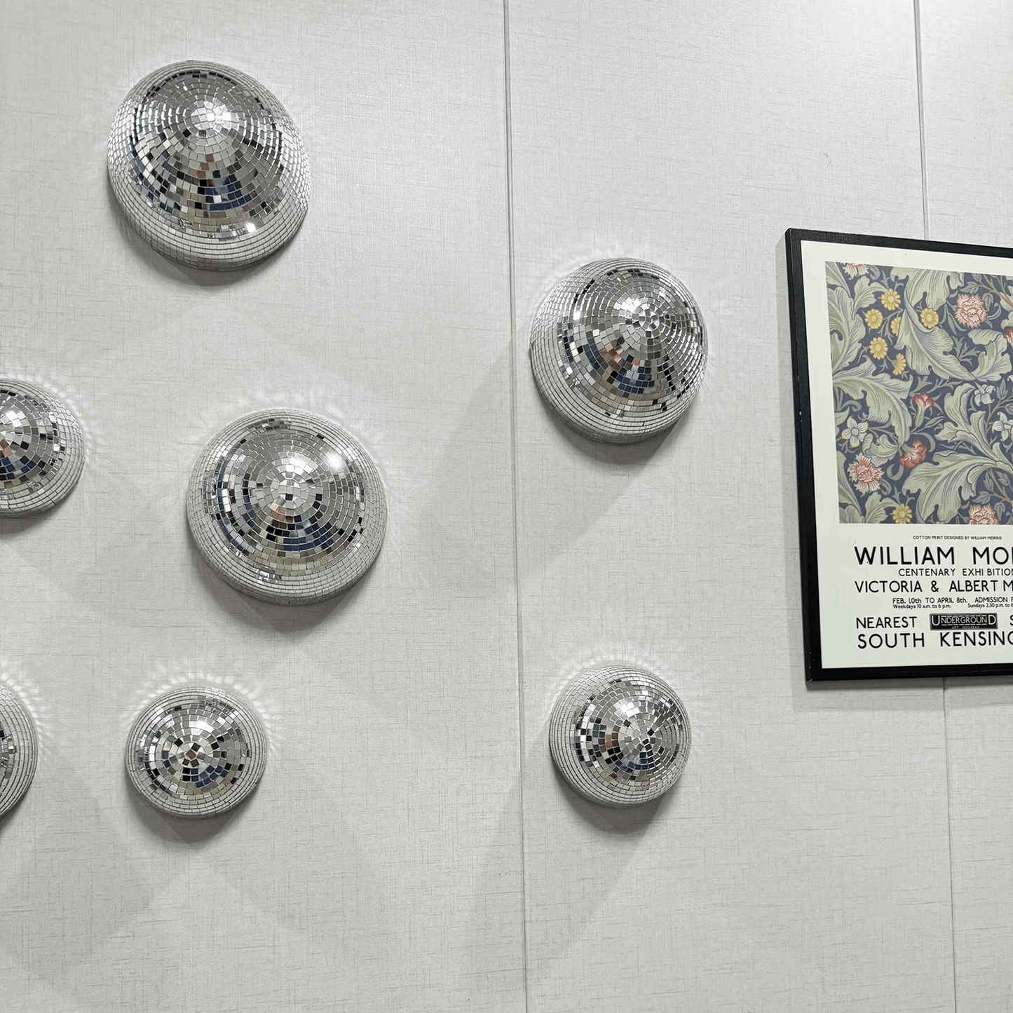 Boule à facettes murale – Décoration murale lumineuse pour une ambiance disco chic