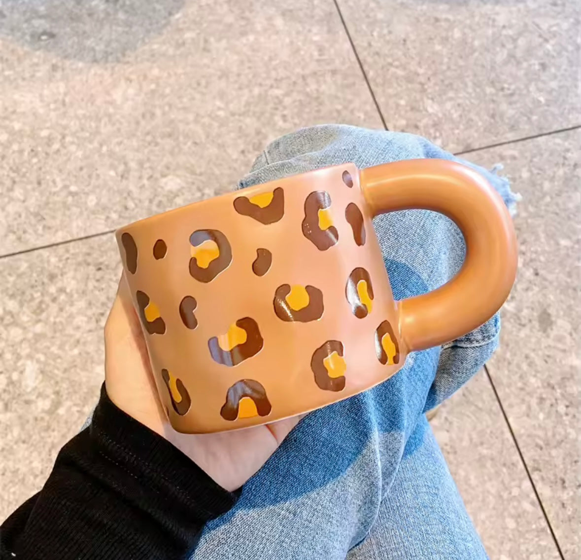 Mug Léopard tenu à la main, tasse café en céramique avec motif léopard moderne