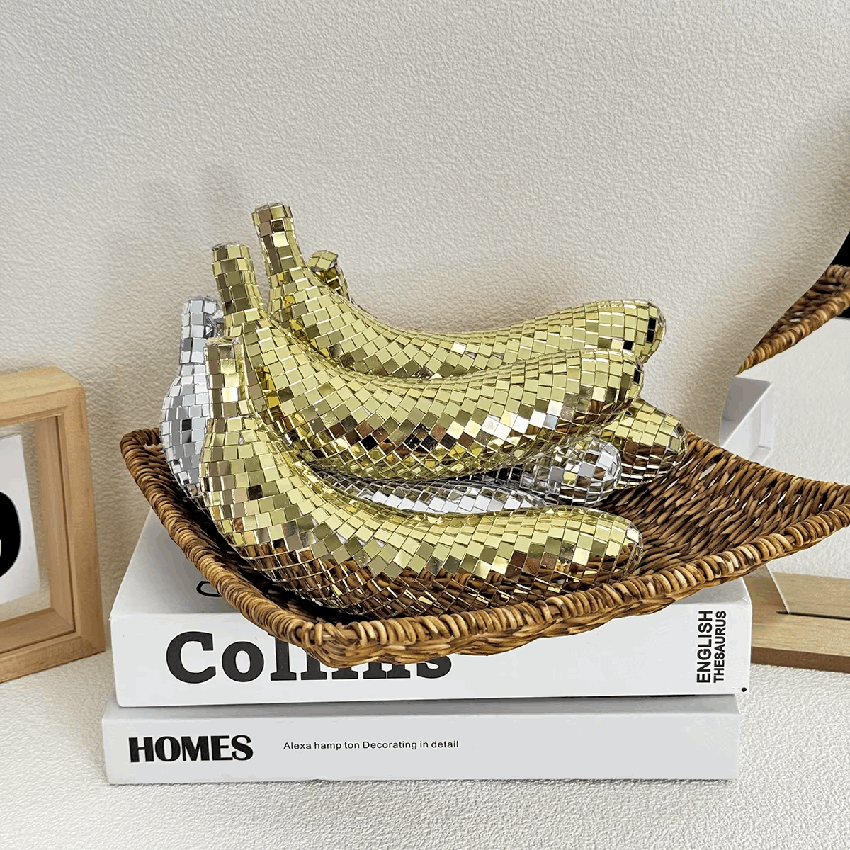 Déco fruitée et brillante : banane en miroir scintillant
