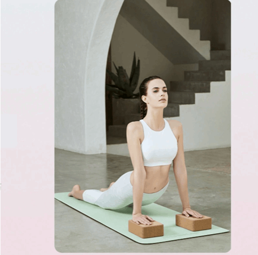 Séance de yoga sur tapis avec repères de position – Confort et précision pour vos exercices