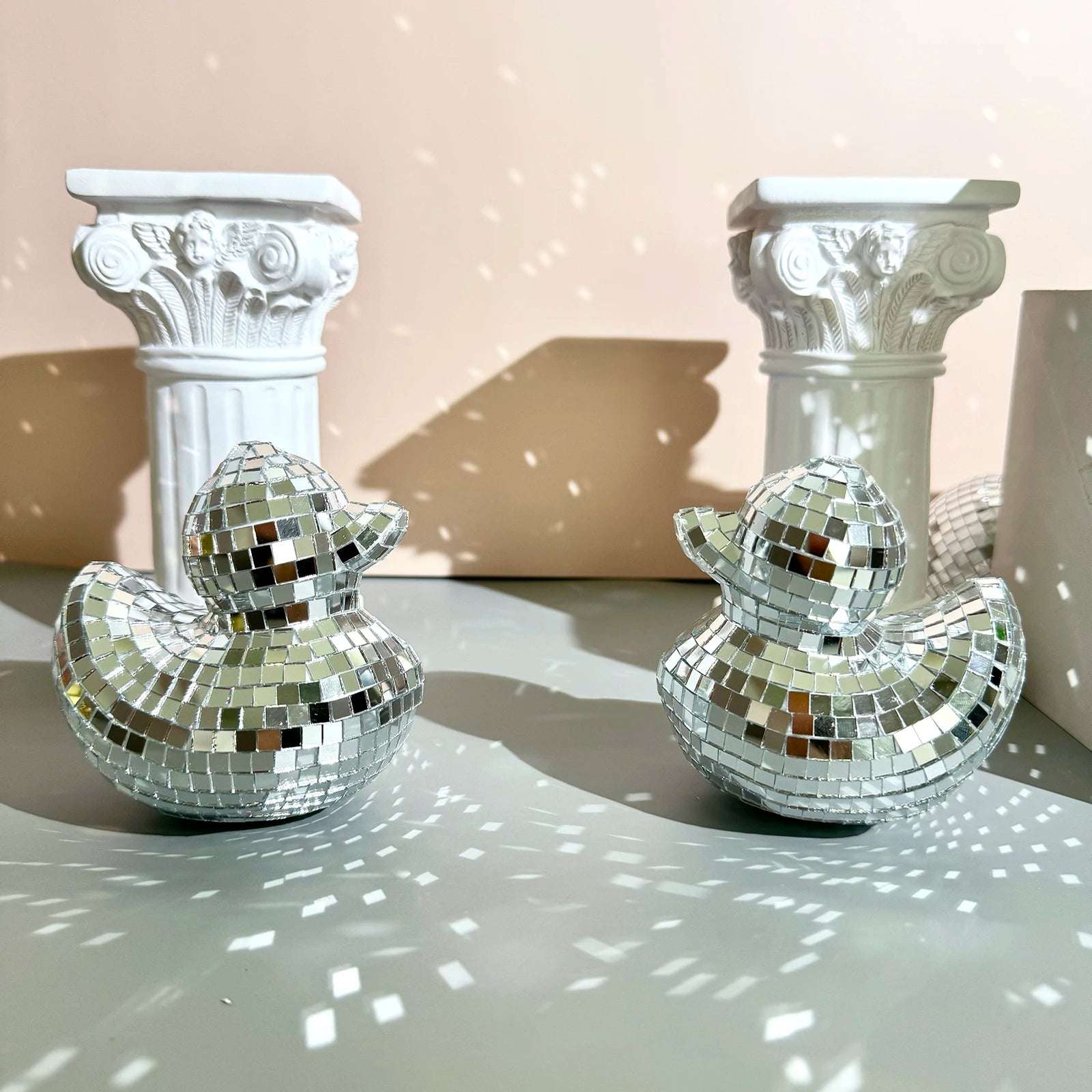 Objet déco rétro : figurine Canard Disco inspirée des années 70 avec reflets argentés