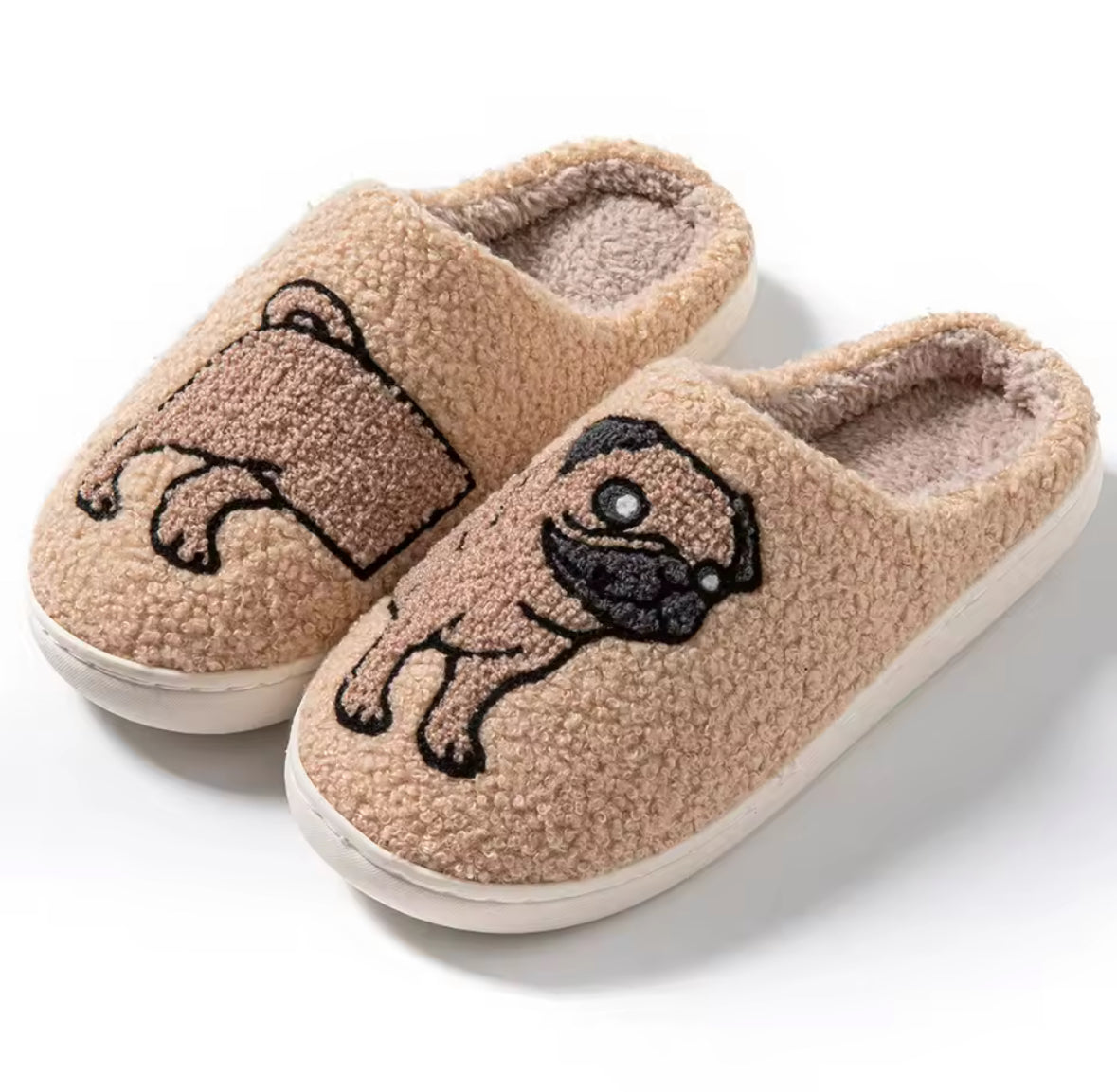 Chaussons sherpa chien carlin – Accessoire cocooning pour maison et détente