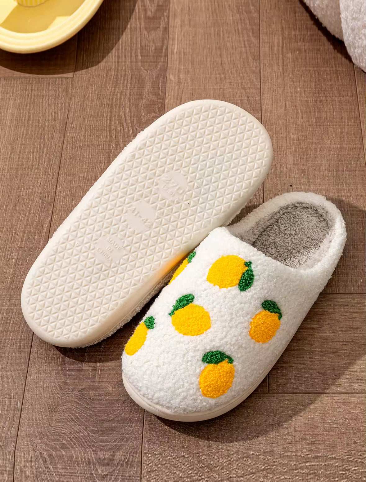 Chaussons Citron avec semelle antidérapante – Associez style et confort avec ces pantoufles légères, parfaites pour un usage quotidien à la maison. Citron