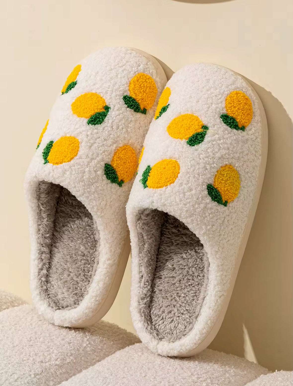 Chaussons Citron tendance et chauds – Idéals pour l’hiver et la mi-saison, ces chaussons fantaisie offrent un design fruité et une chaleur douillette. Citron