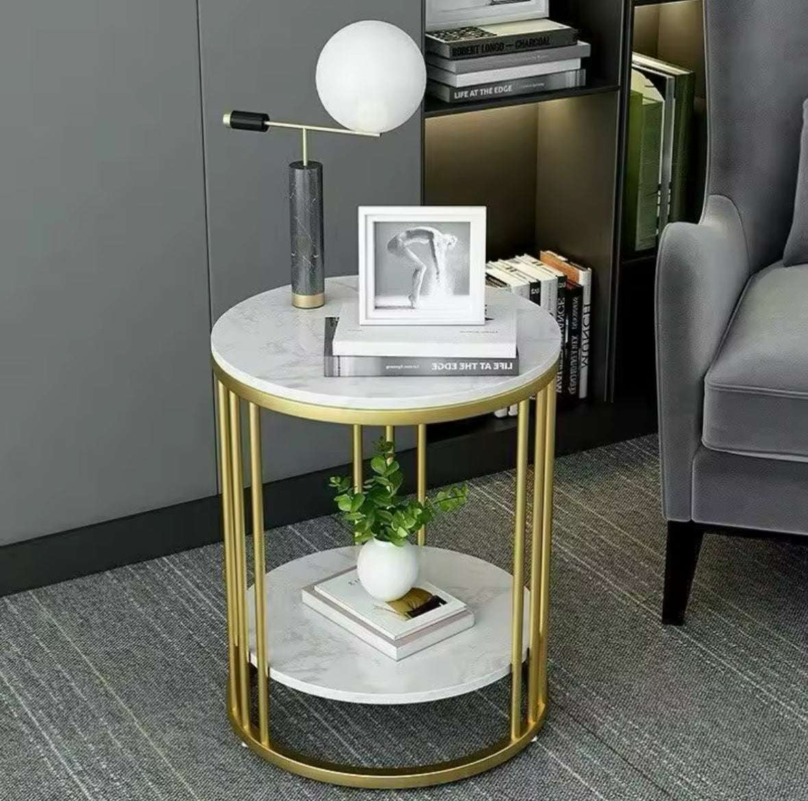 Table de chevet en marbre avec structure dorée – déco chic et tendance