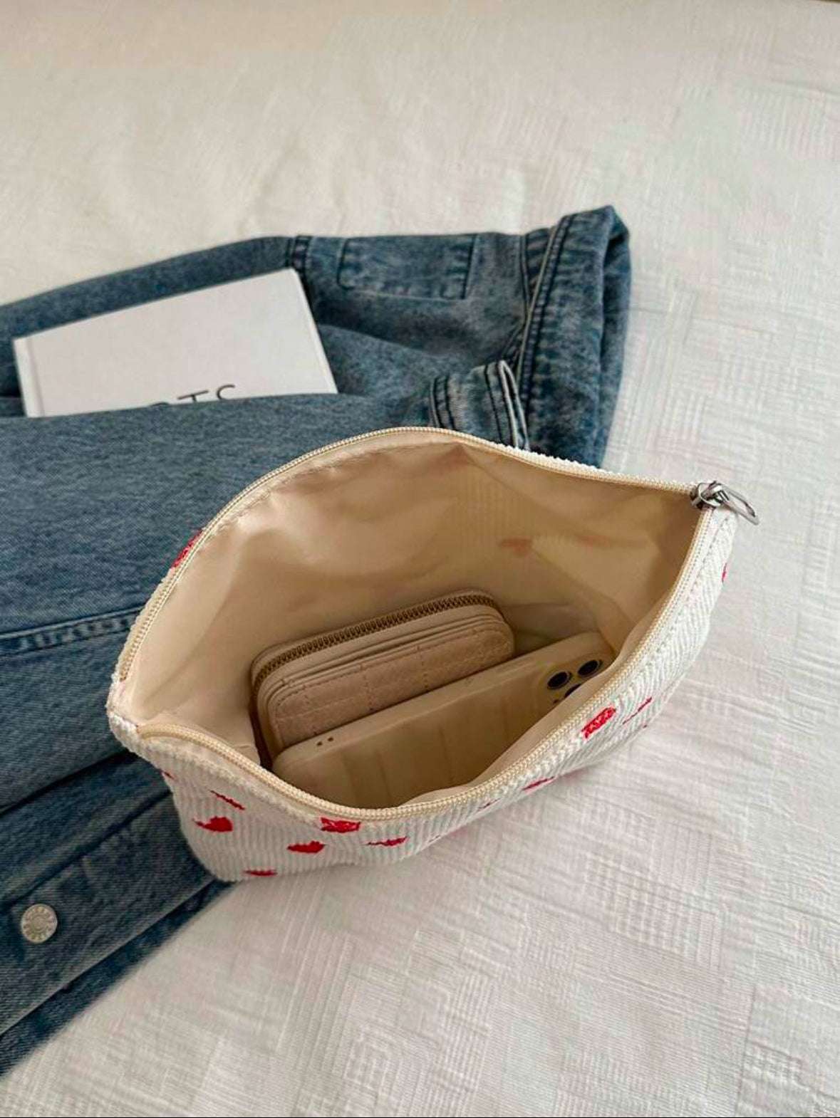 Pochette à motifs cœurs