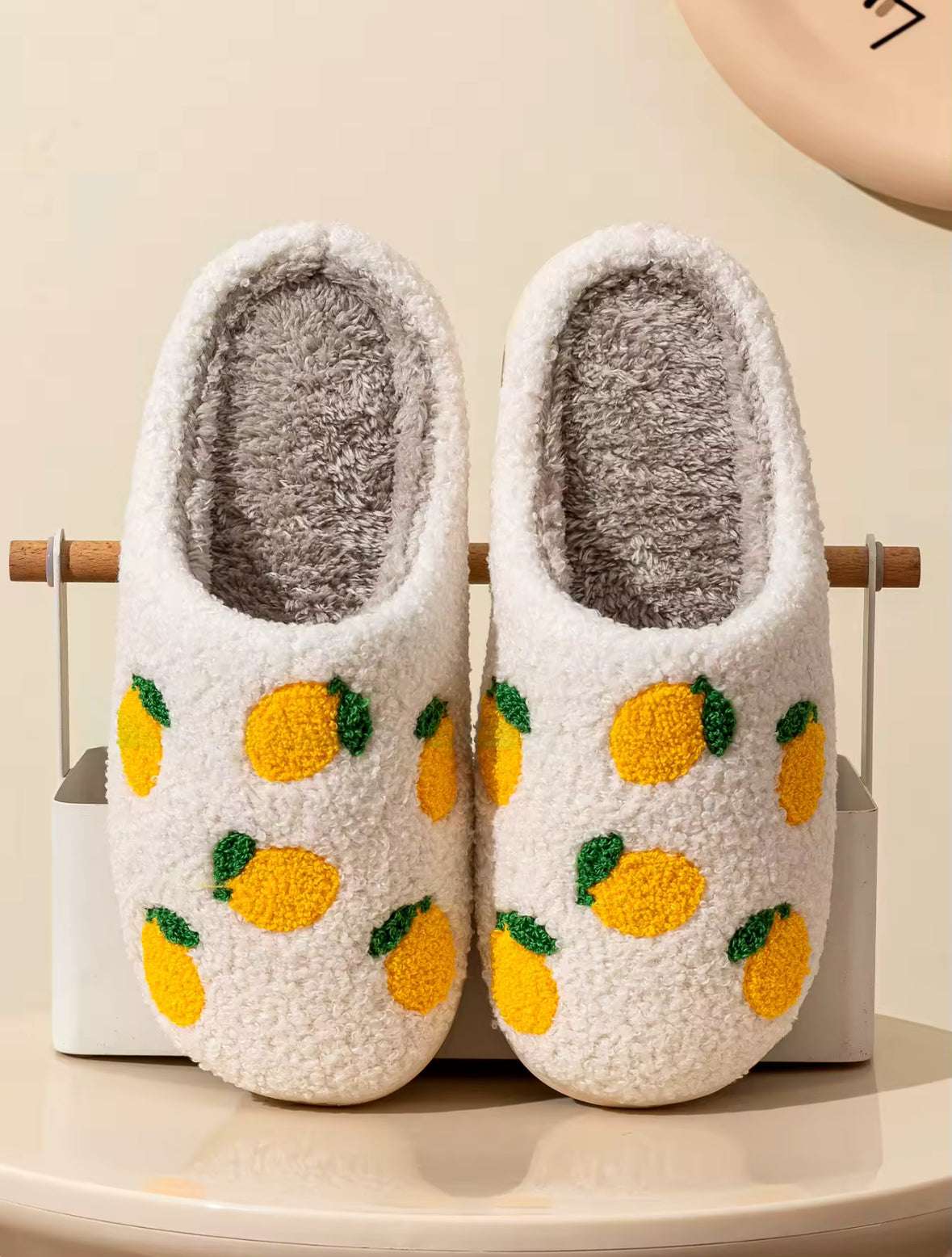 Chaussons Citron moelleux et antidérapants – Des chaussons ultra-confortables avec un motif citron coloré, parfaits pour une touche fun et cosy à la maison. Citron