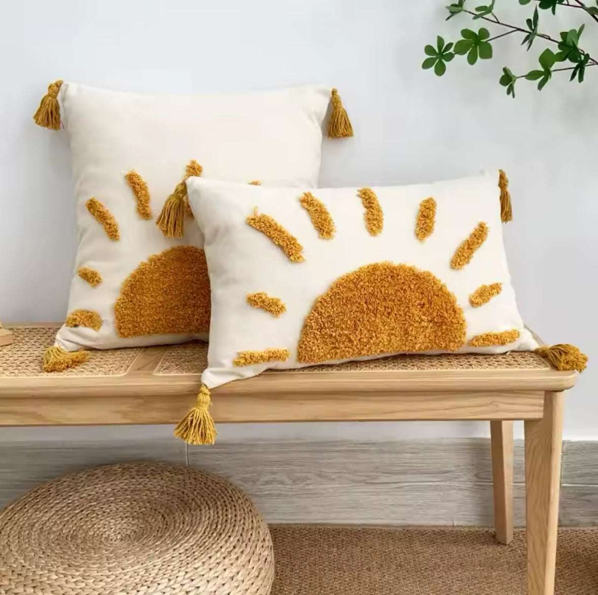 Coussin tufté motif soleil – Accessoire déco artisanal pour salon ou chambre