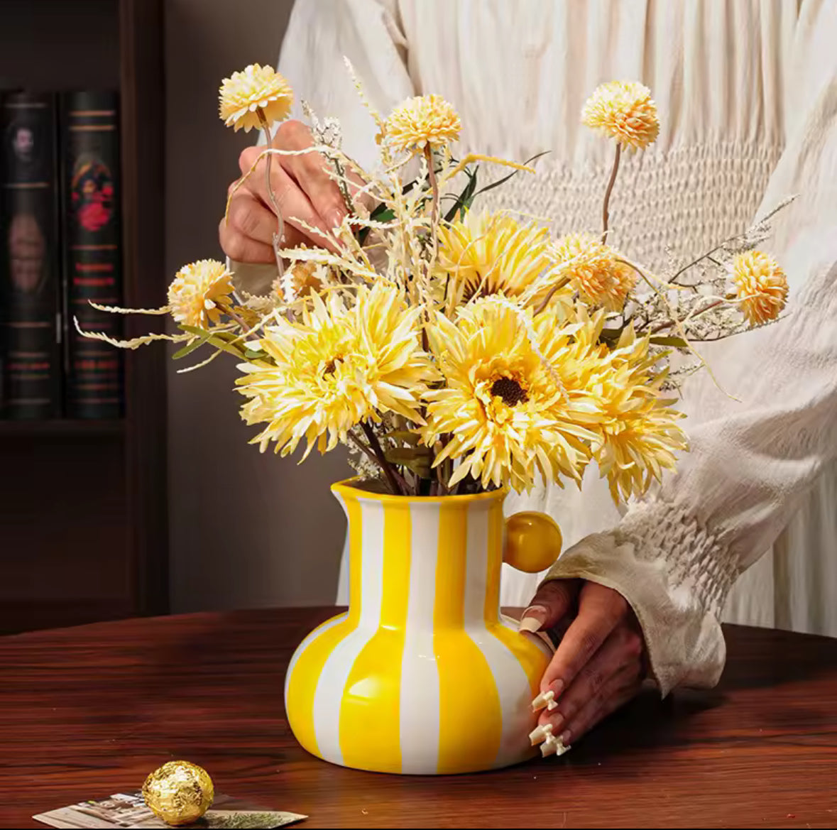Vase rayé jaune en céramique – accessoire déco coloré pour la maison moderne