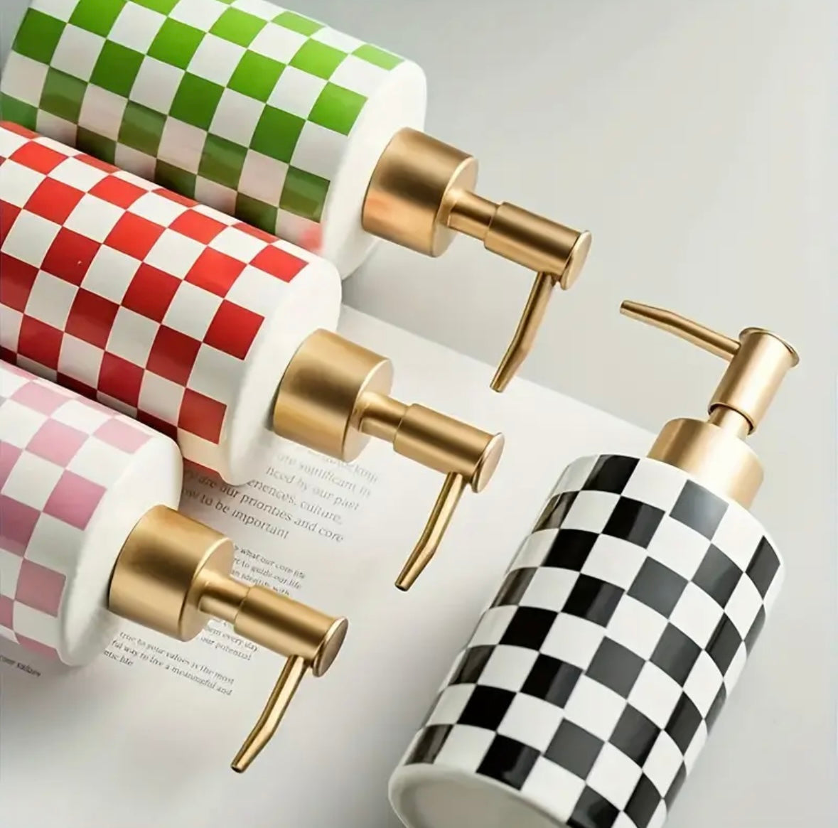 Distributeur de savon en céramique motif damier sur plan de salle de bain