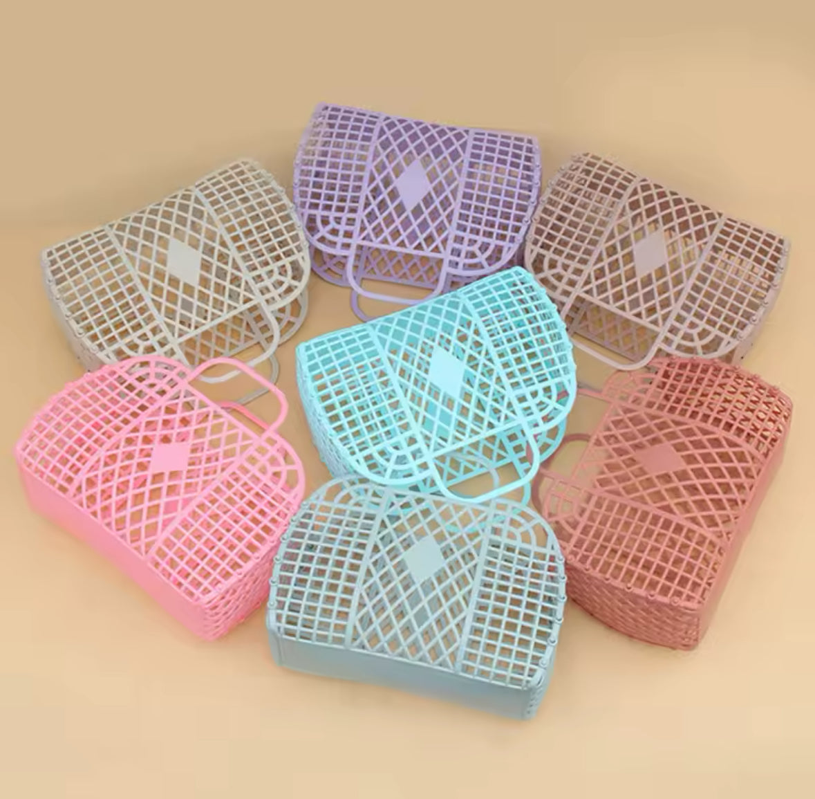 Panier de plage vintage en plastique coloré, modèle pastel empilés