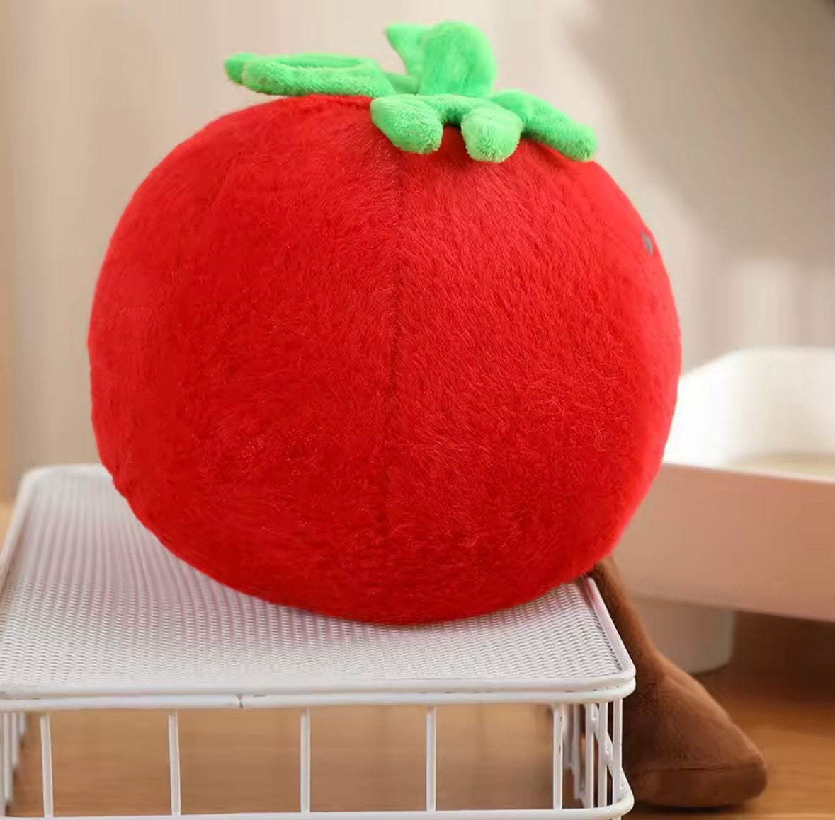 Peluche tomate design minimaliste pour déco contemporaine