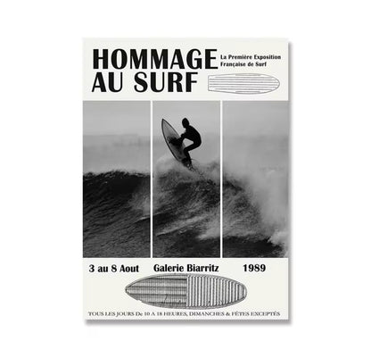 Affiche artistique Hommage au Surf encadrée, surfeur en action sur les vagues, design graphique rétro de l’exposition Biarritz 1989.  Tu veux que je t’en fasse aussi pour d’autres produits ? Ou t’aider à automatiser ça dans Shopify ?