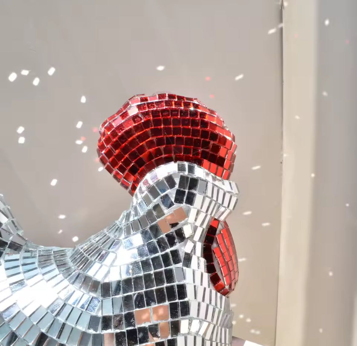Coq Disco design rétro argenté et rouge – figurine en mosaïque miroir