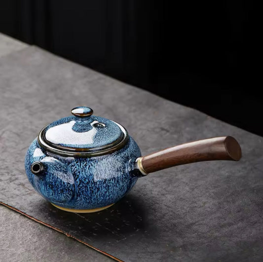 Théière bleue en céramique avec poignée latérale en bois – vue de dessus