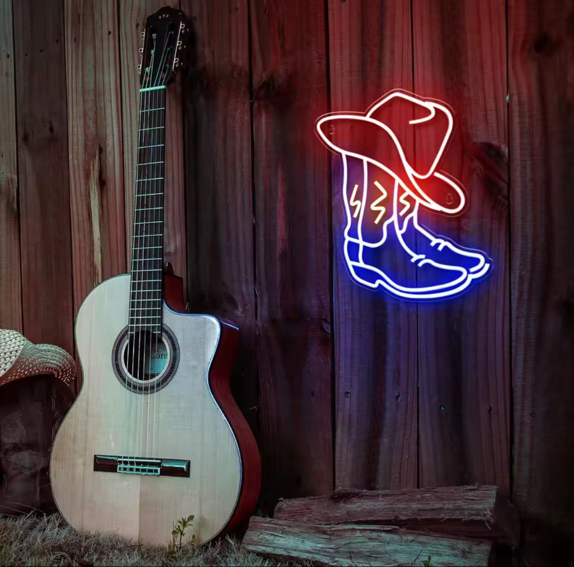 Enseigne Néon Santiag LED style Western chic façon Beyoncé, suspendue à côté d’une guitare et d’un chapeau cowboy.