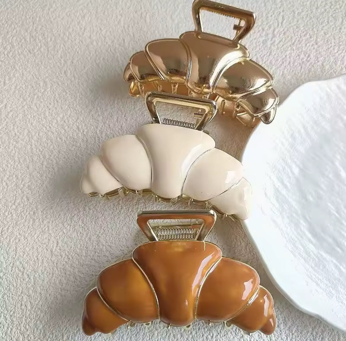 Trio de pinces croissant doré, beige et caramel alignées