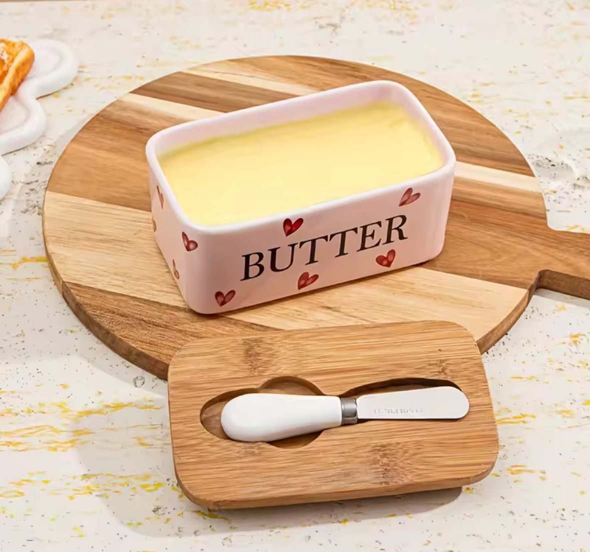 Beurrier en céramique rose avec cœurs rouges, couvercle en bambou naturel et couteau inclus, accessoire déco pour conserver le beurre en cuisine élégante