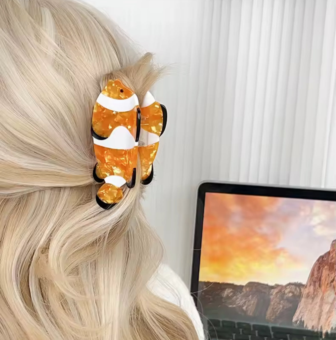 Accessoire coiffure original porté sur cheveux blonds