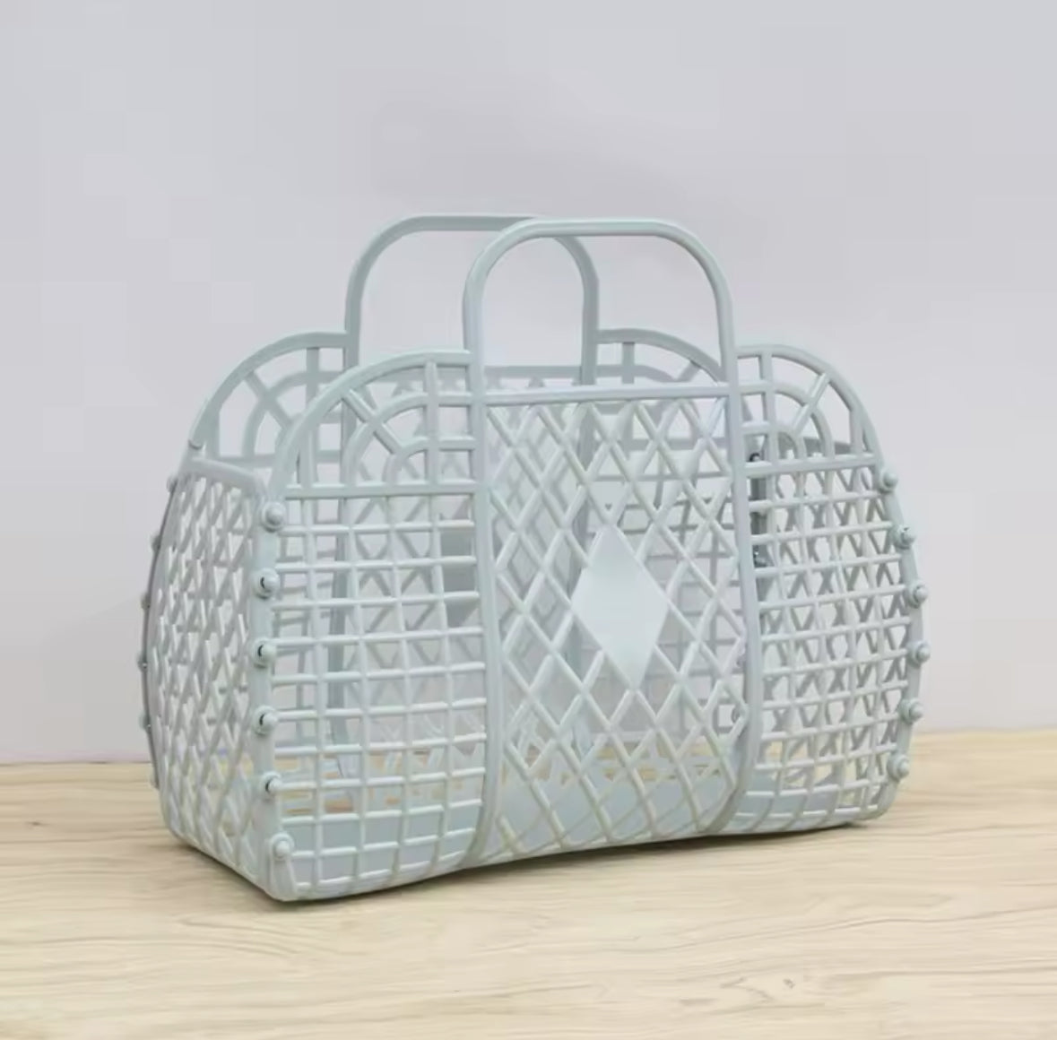 Panier de plage vintage design iconique, accessoire mode incontournable de l’été