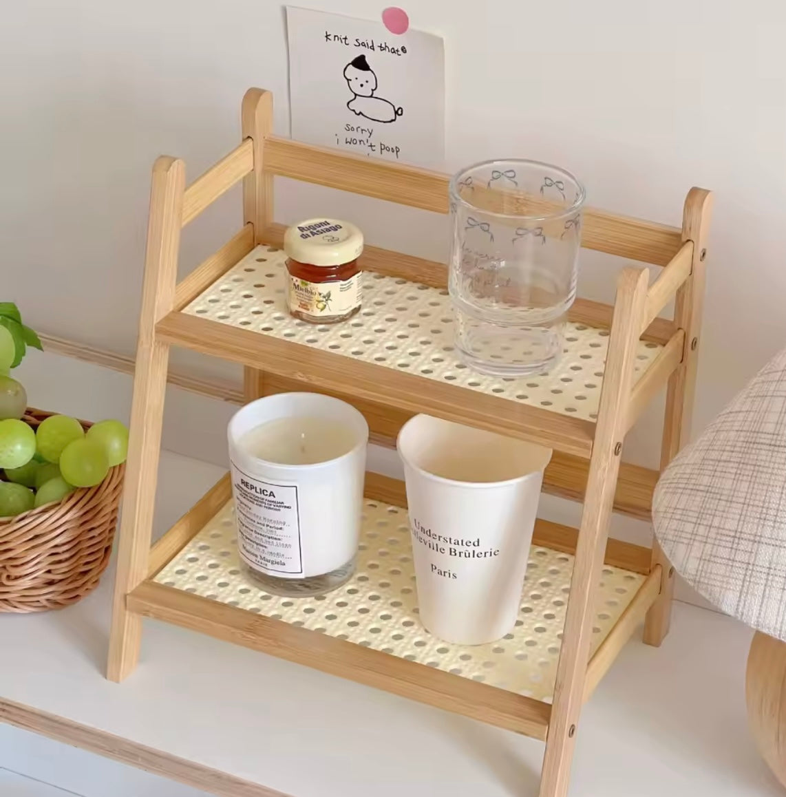 Étagère bois clair avec plateaux rotin tressé