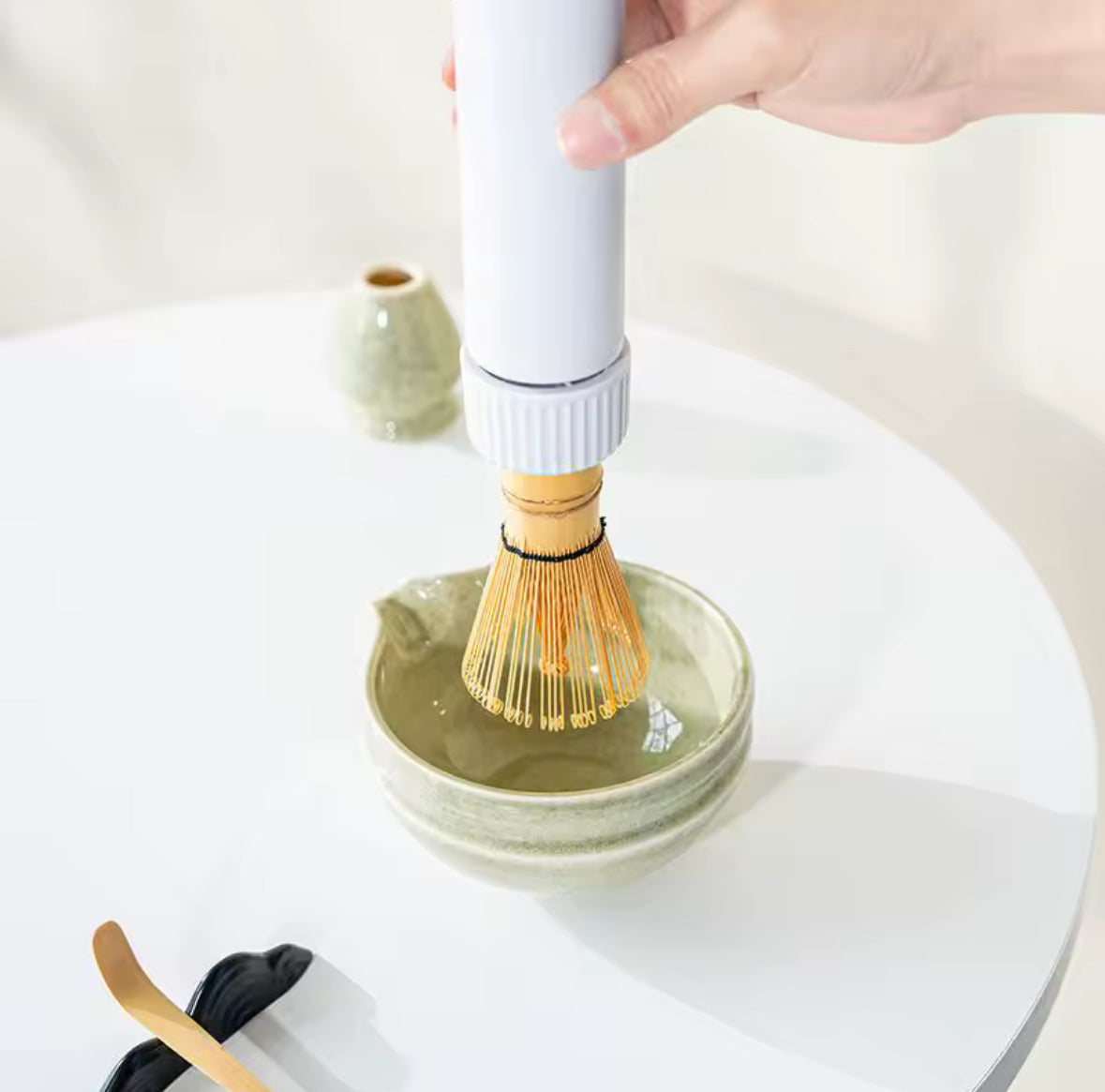 Mousseur électrique portable utilisé pour mélanger du matcha dans une tasse