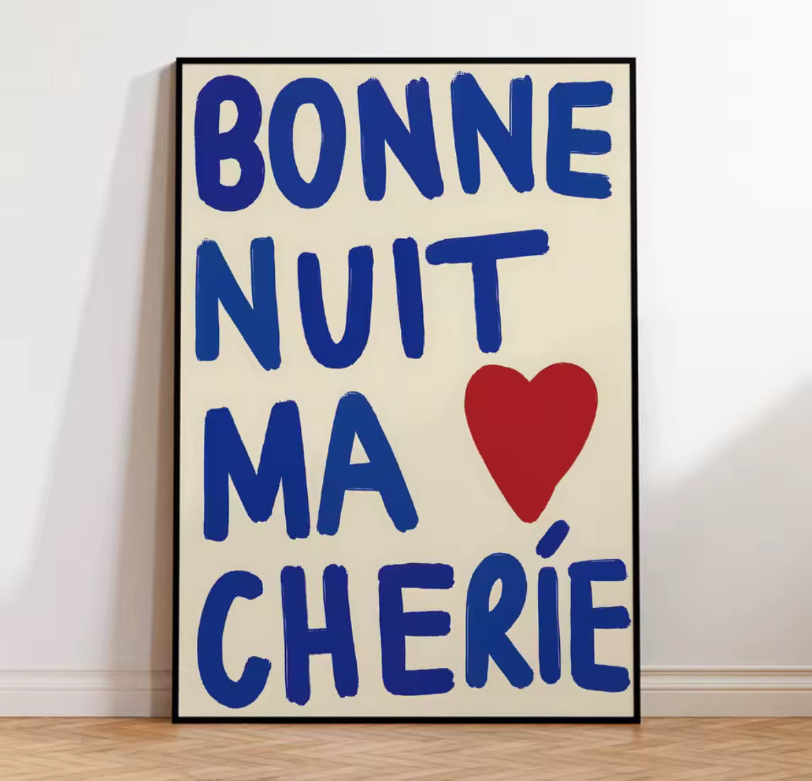 Poster moderne avec grande typographie bleue et motif cœur, présenté dans un salon.