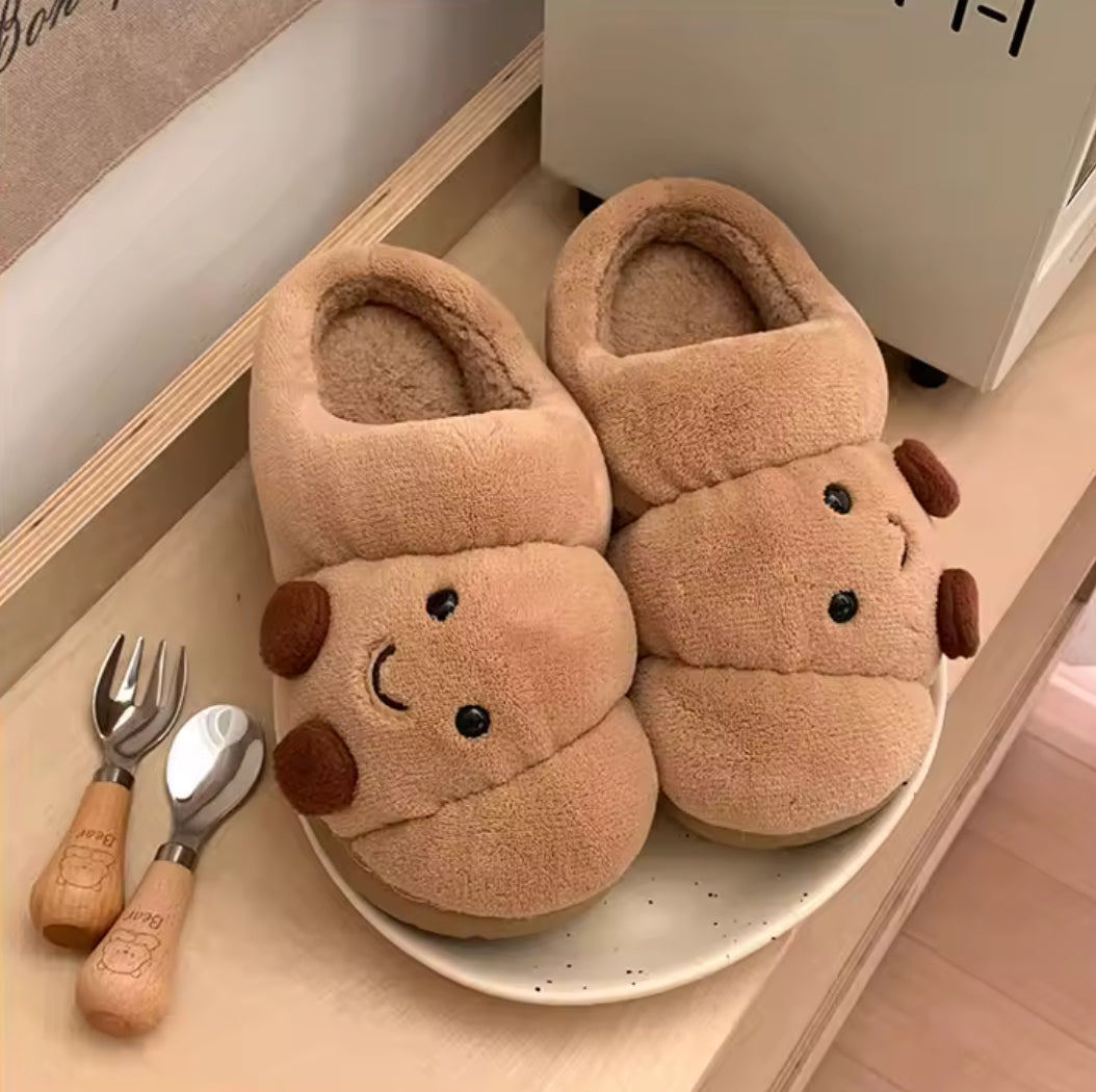 Chaussons rigolos en forme de croissant, parfaits pour offrir ou se détendre à la maison