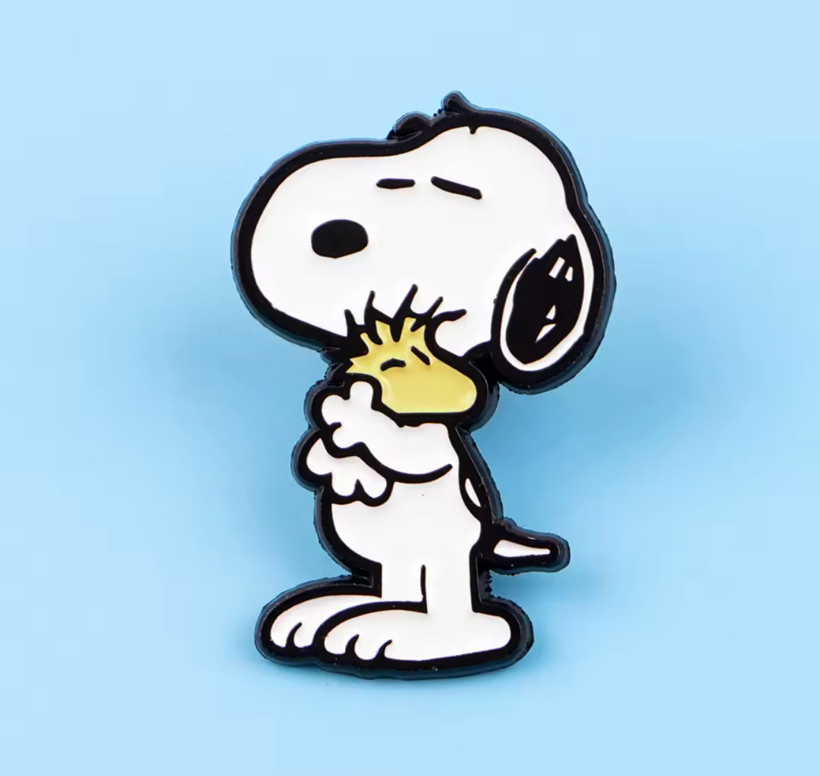 Badge Snoopy vintage et Woodstock sur fond bleu, broche cartoon en métal émaillé, idée cadeau originale pour fans de dessins animés.