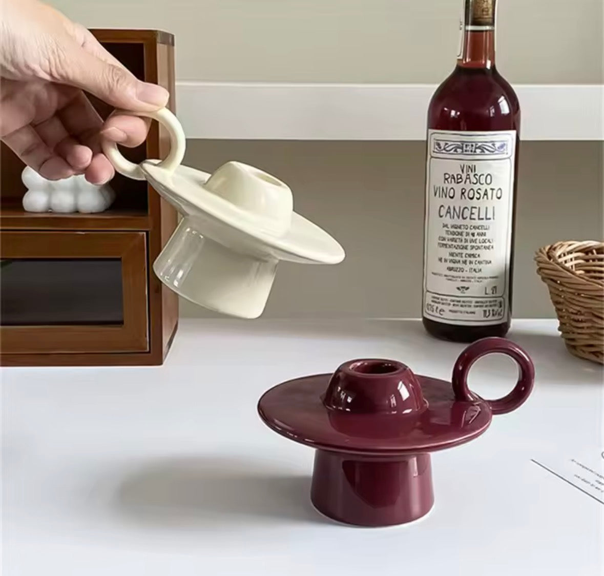 Objet décoratif en céramique design avec plateau circulaire, ambiance chaleureuse et contemporaine