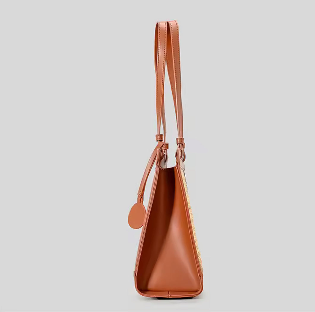 Intérieur du sac cabas en rotin avec doublure et compartiment zippé