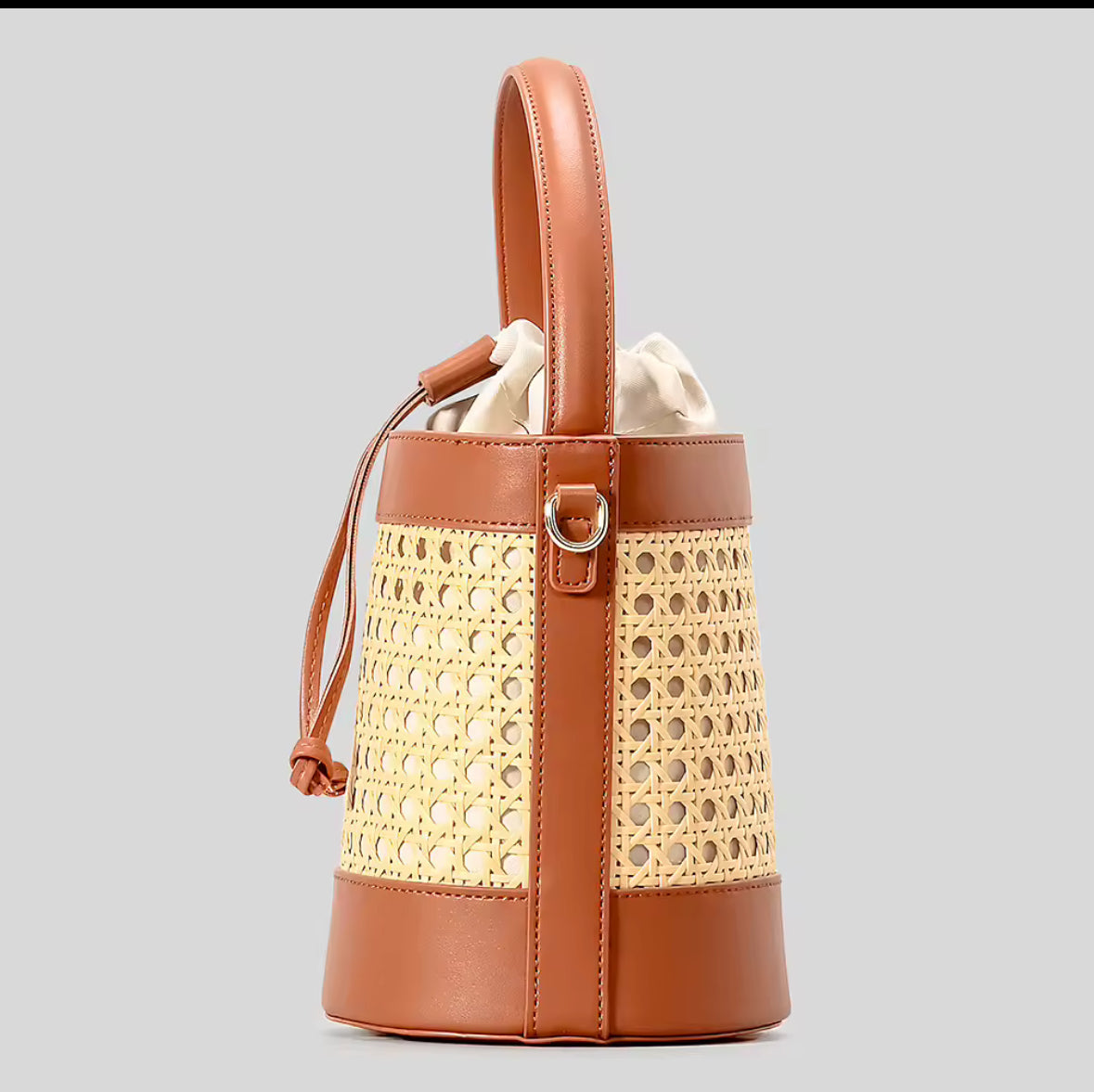 Sac seau en rotin inspiration bohème, léger, résistant et ultra tendance.