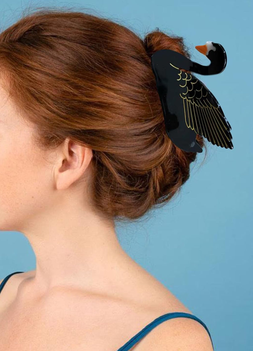 Femme portant une pince à cheveux cygne – idée coiffure élégante