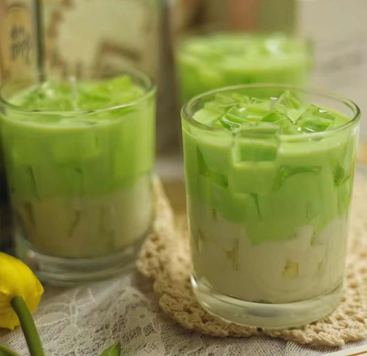 Bougie Matcha Latte trompe-l’œil en cire de soja naturelle, bougie artisanale réaliste inspirée du thé vert japonais, décoration zen et tendance.