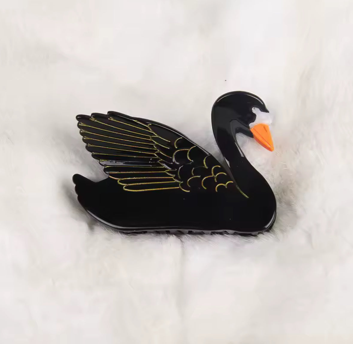 Accessoire cheveux design cygne noir avec ailes dorées – tendance 2025