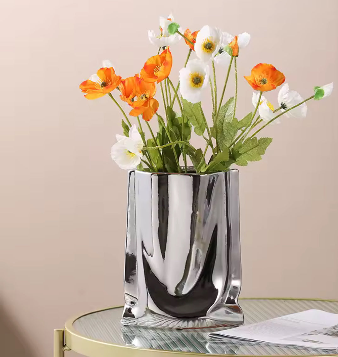 Vase chromé design moderne avec fleurs fraîches – Maison Pamplune