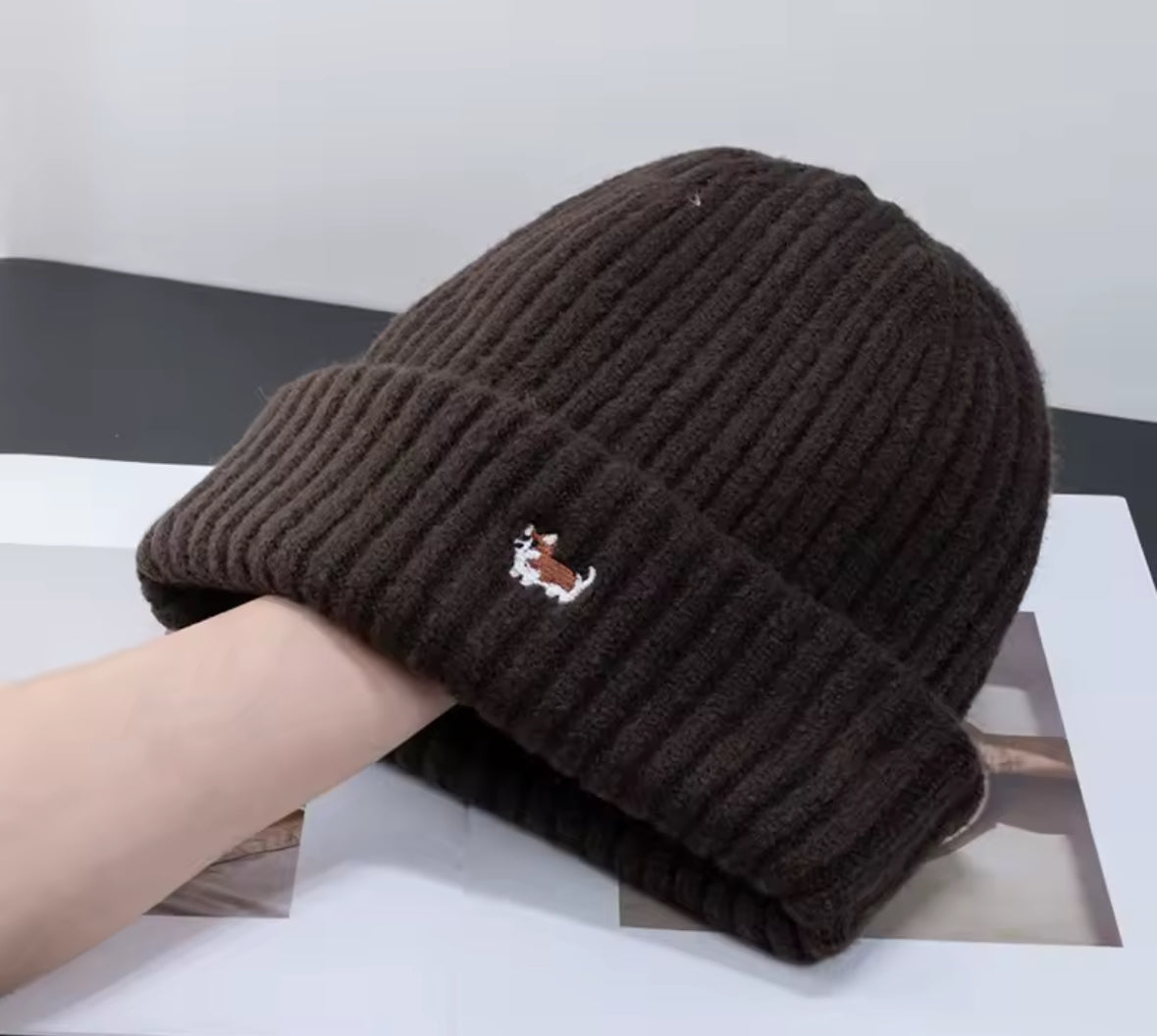 Bonnet Corgi marron intemporel en tricot de qualité