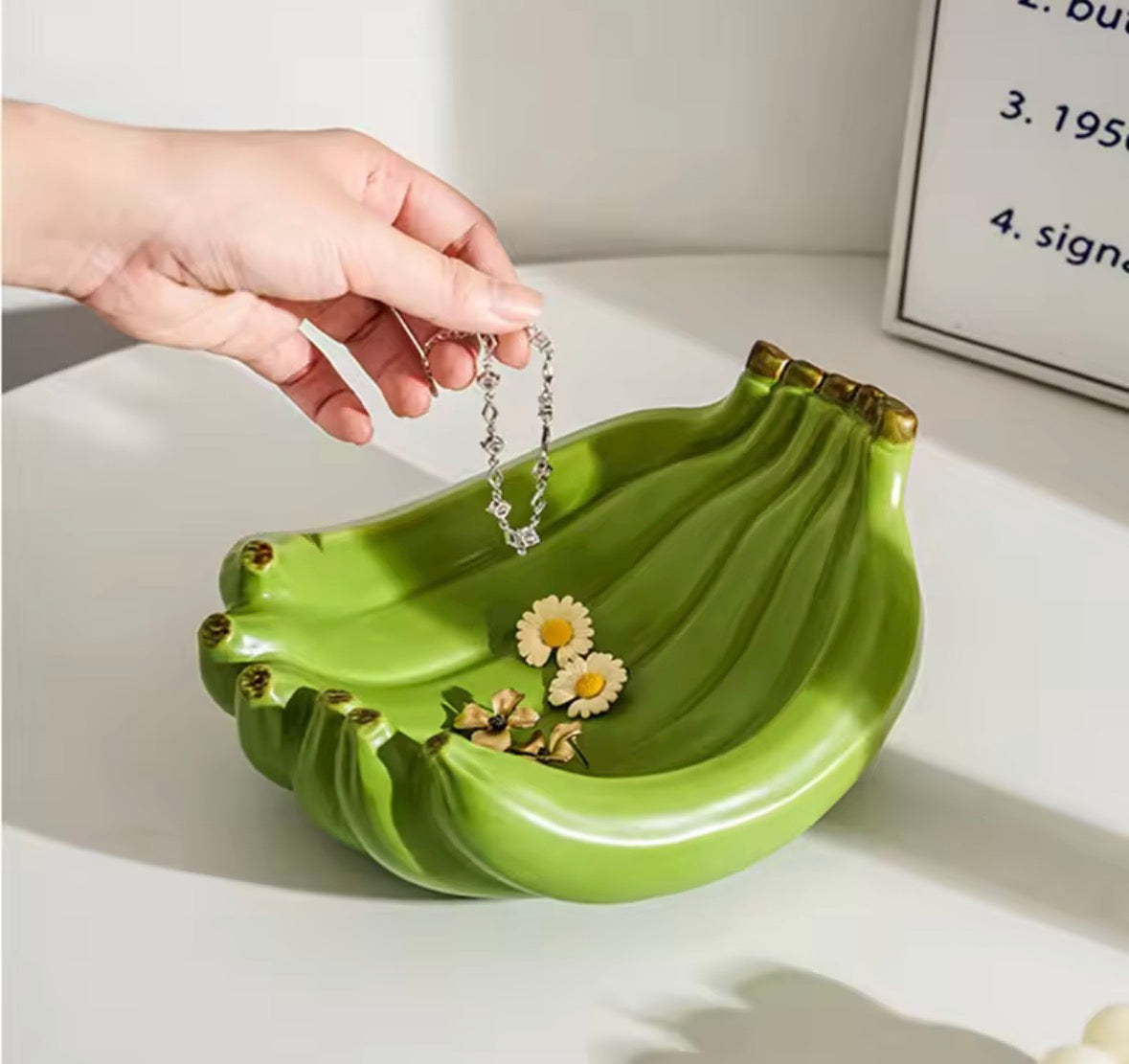 Accessoire déco moderne coupe banane jaune pour centre de table