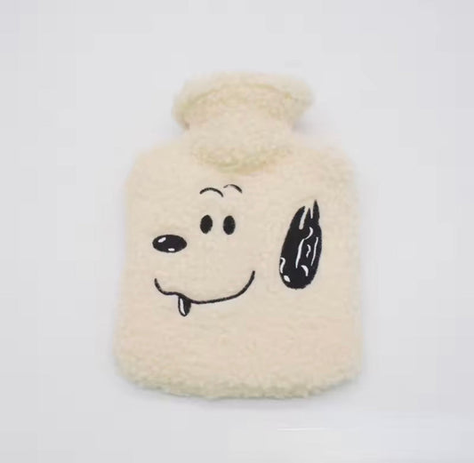 Bouillotte Snoopy en bouclette ultra douce pour apporter chaleur et confort pendant l’hiver