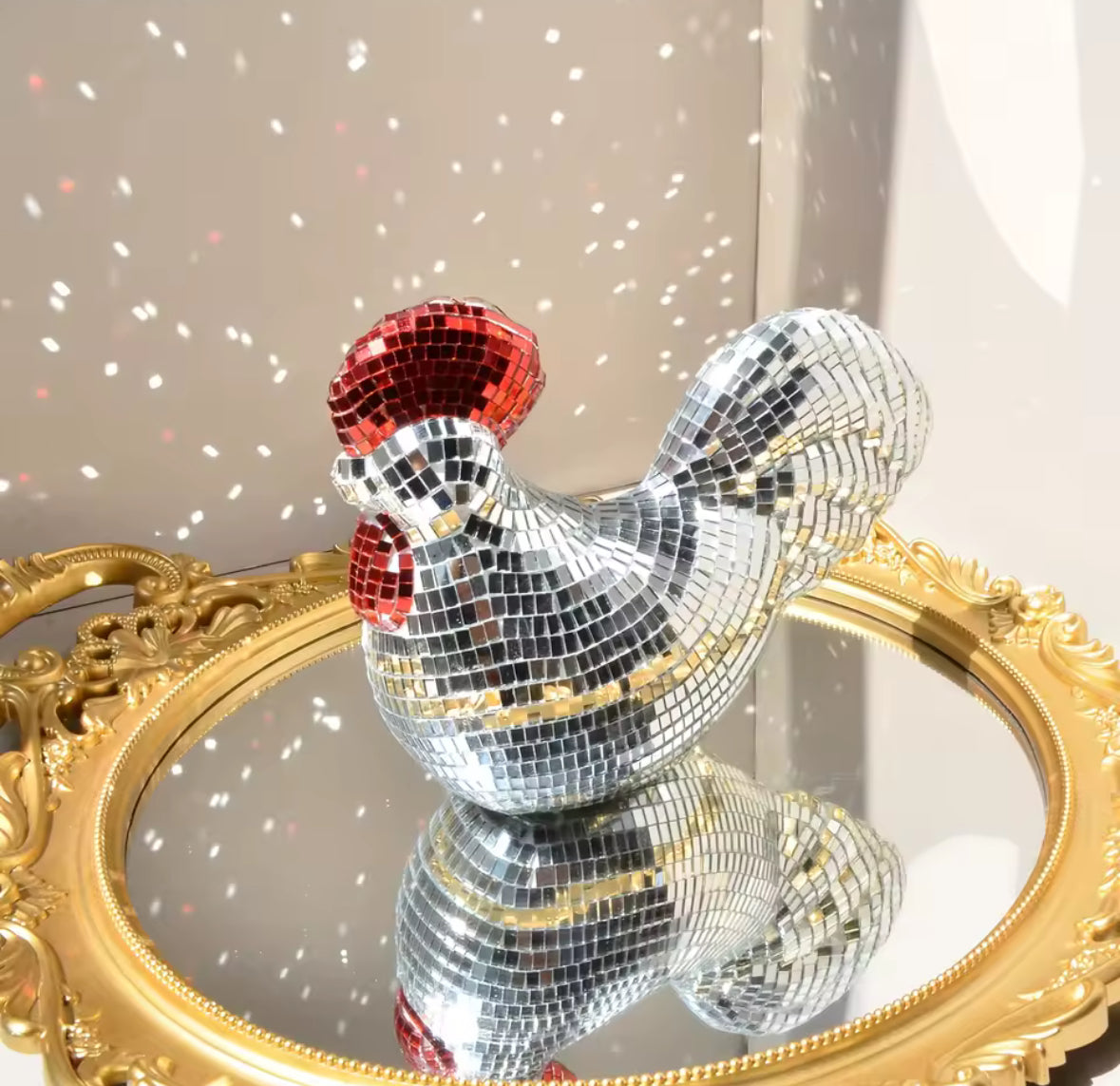 Coq Disco argenté sur plateau doré – objet décoratif à facettes style boule disco
