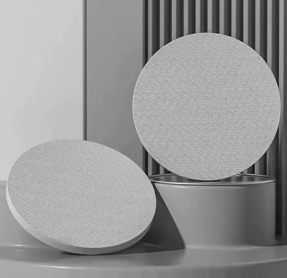 Genouillères de yoga compactes et résistantes, coussinets antidérapants pour soutien articulaire, parfaits pour débutants et pratiquants confirmés.