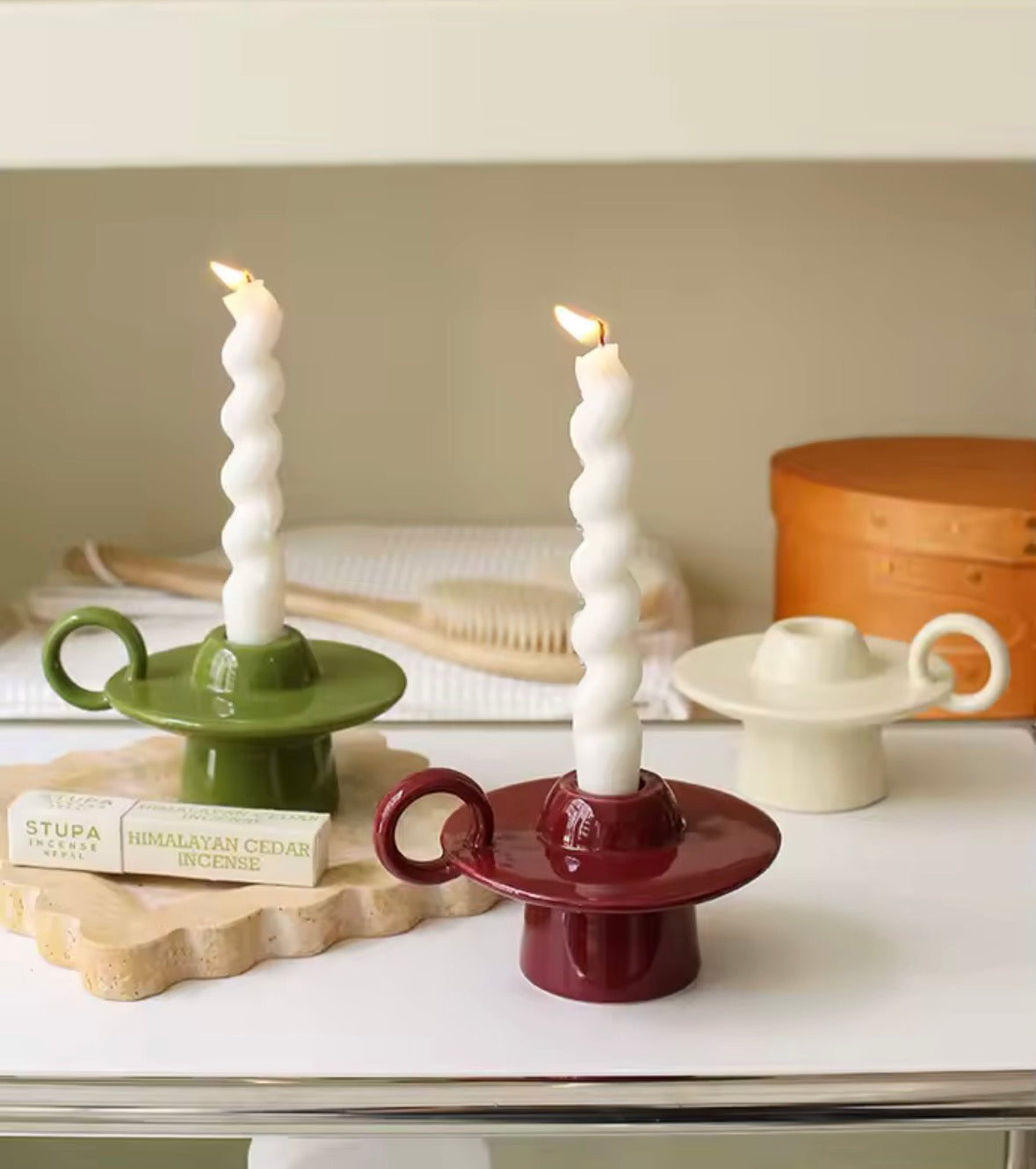 Bougeoir décoratif en céramique brillante posé sur une table, objet design contemporain pour la maison